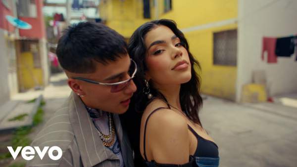 Un Bezito Lyrics - Kenia OS
