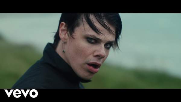Breakdown. Lyrics - YUNGBLUD