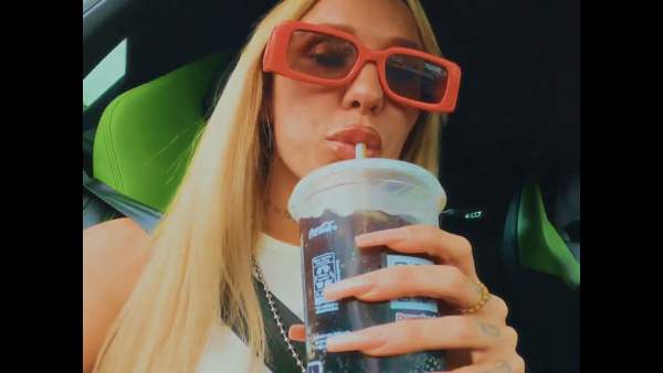 TURRA & BANDIDA Lyrics (English Translation) - LA JOAQUI