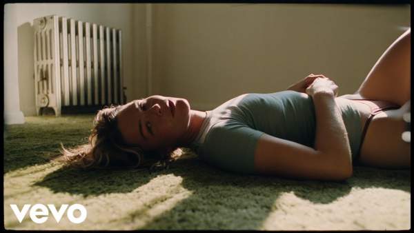In the Living Room Lyrics - Maggie Rogers