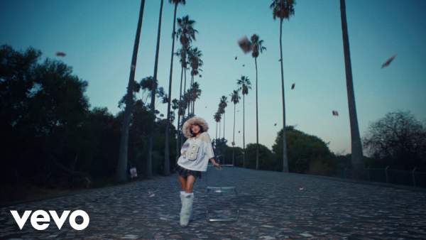 OTRO CAPÍTULO Lyrics (English Translation) - Becky G