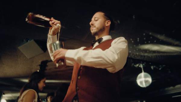 AMANECIÓ Lyrics - Quevedo, De La Rose