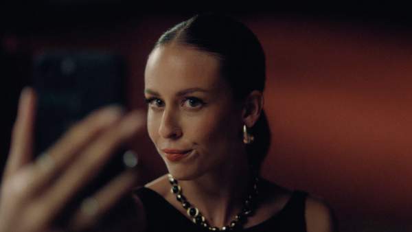 CHAPIADORA.COM Lyrics (English Translation) - Quevedo