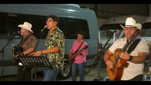 Me Voy Amor (En Vivo) Lyrics (English Translation) - Elías Medina, Akilatados