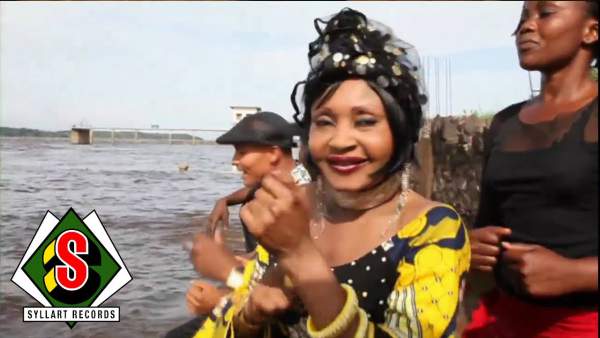 Nakei Nairobi Lyrics - Mbilia Bel