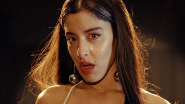 EPANO STO TRAPEZI Lyrics - Marina Satti