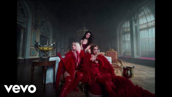 LA REINA (REMIX) Lyrics (English Translation) - Lola Indigo