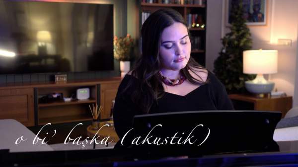 O bi’ başka (Akustik) Lyrics - Öykü Dörter