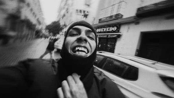 BUEN DÍA PORTACIÓN DE ROSTRO Lyrics (English Translation) - Milo j