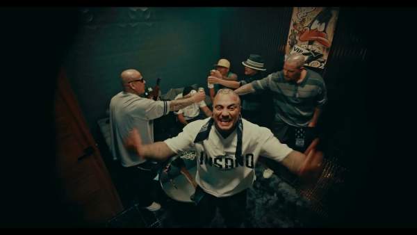 Pase Pa Darles Un Pason Lyrics - El Pinche Mara