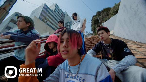 뭘 봐 (TAKEOVER) Lyrics - 82MAJOR