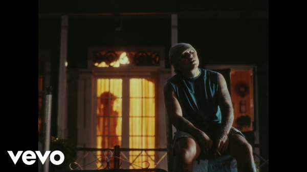 Quédate Lyrics - Beéle