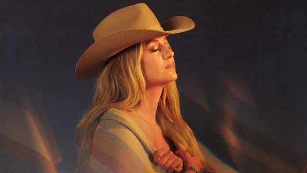 Somewhere Over Laredo Lyrics - Lainey Wilson