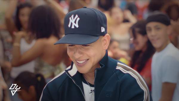 Sonríele Lyrics (English Translation) - Daddy Yankee