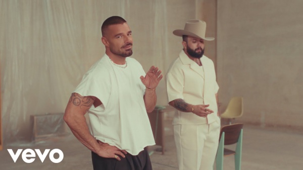 A Medio Vivir Lyrics - Ricky Martin, Carín León