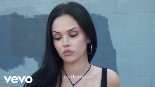 I don’t belong here Lyrics - Maggie Lindemann
