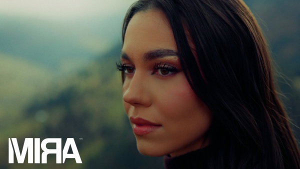 Aleg Să Zâmbesc Lyrics - MIRA