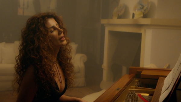 Amar De Novo (Set Fire To The Rain) Lyrics (English Translation) - Paula Fernandes