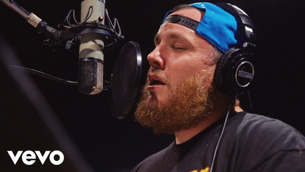 Giving Her Away Lyrics - Luke Combs