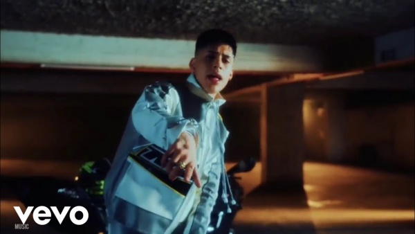 No Me Salgas Con Esa Lyrics - Cris MJ