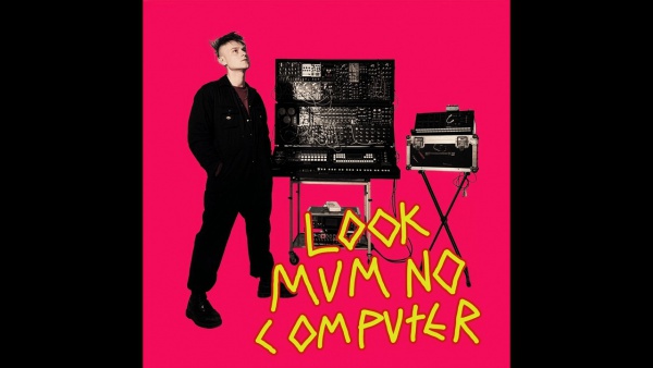 Eins, Zwei, Drei Lyrics - LOOK MUM NO COMPUTER