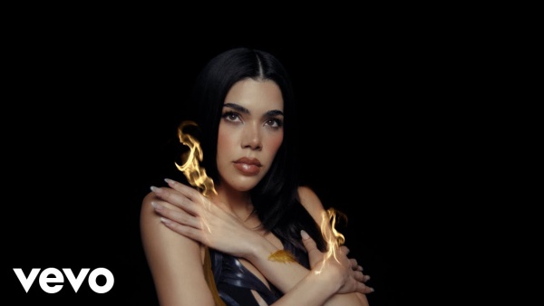 Rojo Versace Lyrics (English Translation) - Kenia Os