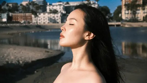 2 EASY 2 BE HON2ST Lyrics - LeeHi (이하이)