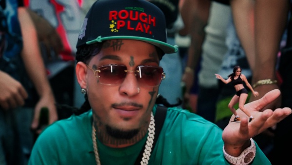 Ese Peñon Lyrics (English Translation) - Rochy RD